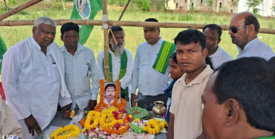 झारखंड मुक्ति मोर्चा के पूर्व जिला अध्यक्ष सरकार मुर्मू की 13 वीं पुण्यतिथि पर श्रद्धांजलि कार्यक्रम आयोजन किया गया