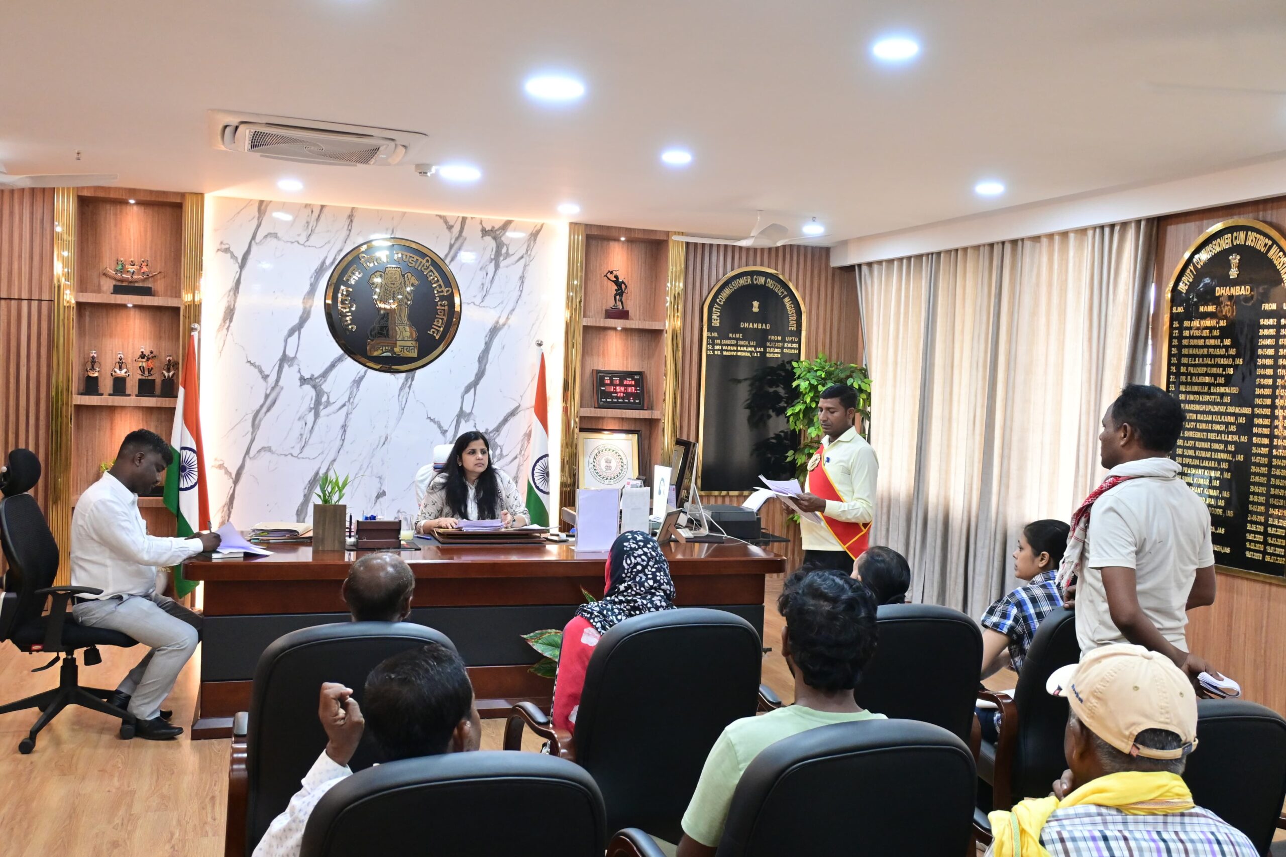 बीस दिनों से बंद दुकान खुलवाने की गुहार