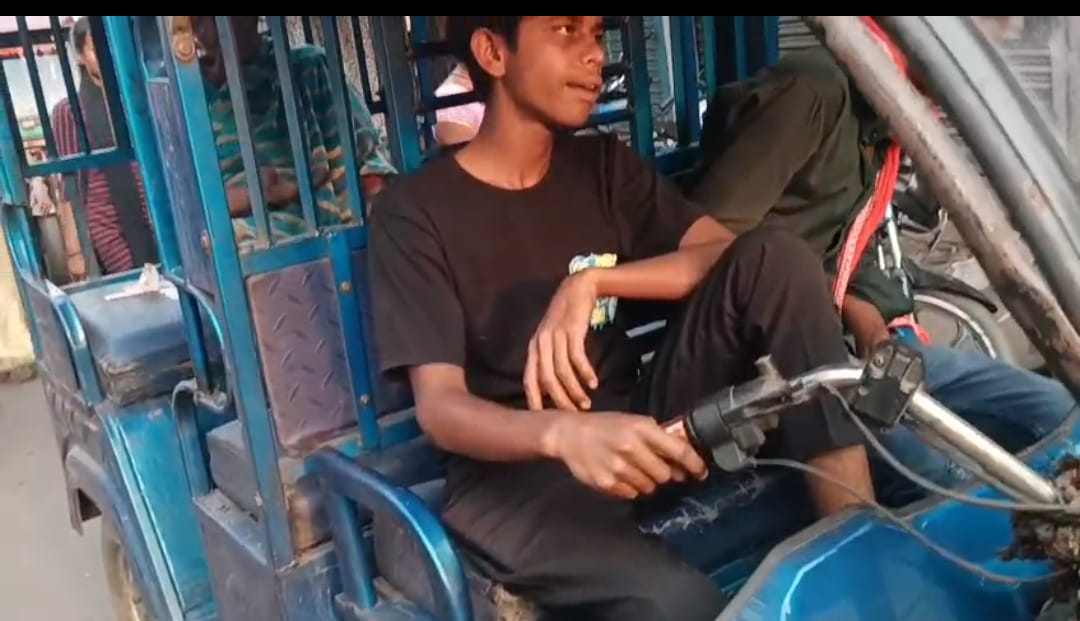 कतरास में नाबालिक के हाथों में मौत का स्टेरिंग, सवारी के साथ जिंदगी से खेलवाड़ पुलिस प्रशासन थोड़ा इधर भी ध्यान दें।