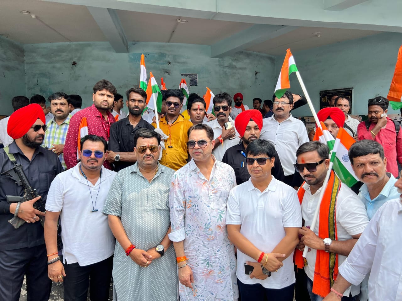 मातृभूमि की रक्षा में सदैव तत्पर वीर सैनिकों के अदम्य साहस, शौर्य व सर्वोच्च बलिदान को नमन करता हूं।- रणविजय सिंह।