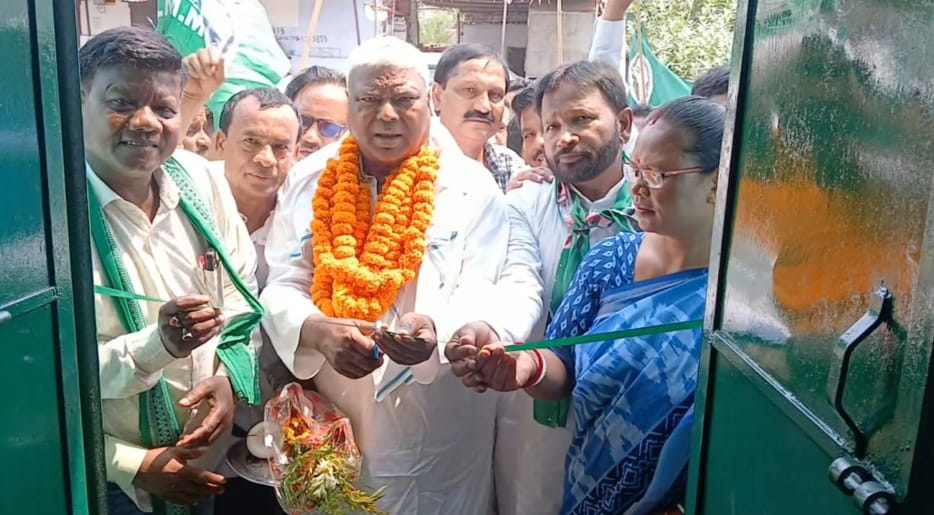 टुंडी में झामुमो कार्यालय का उद्घाटन विधायक मथुरा महतो ने किया