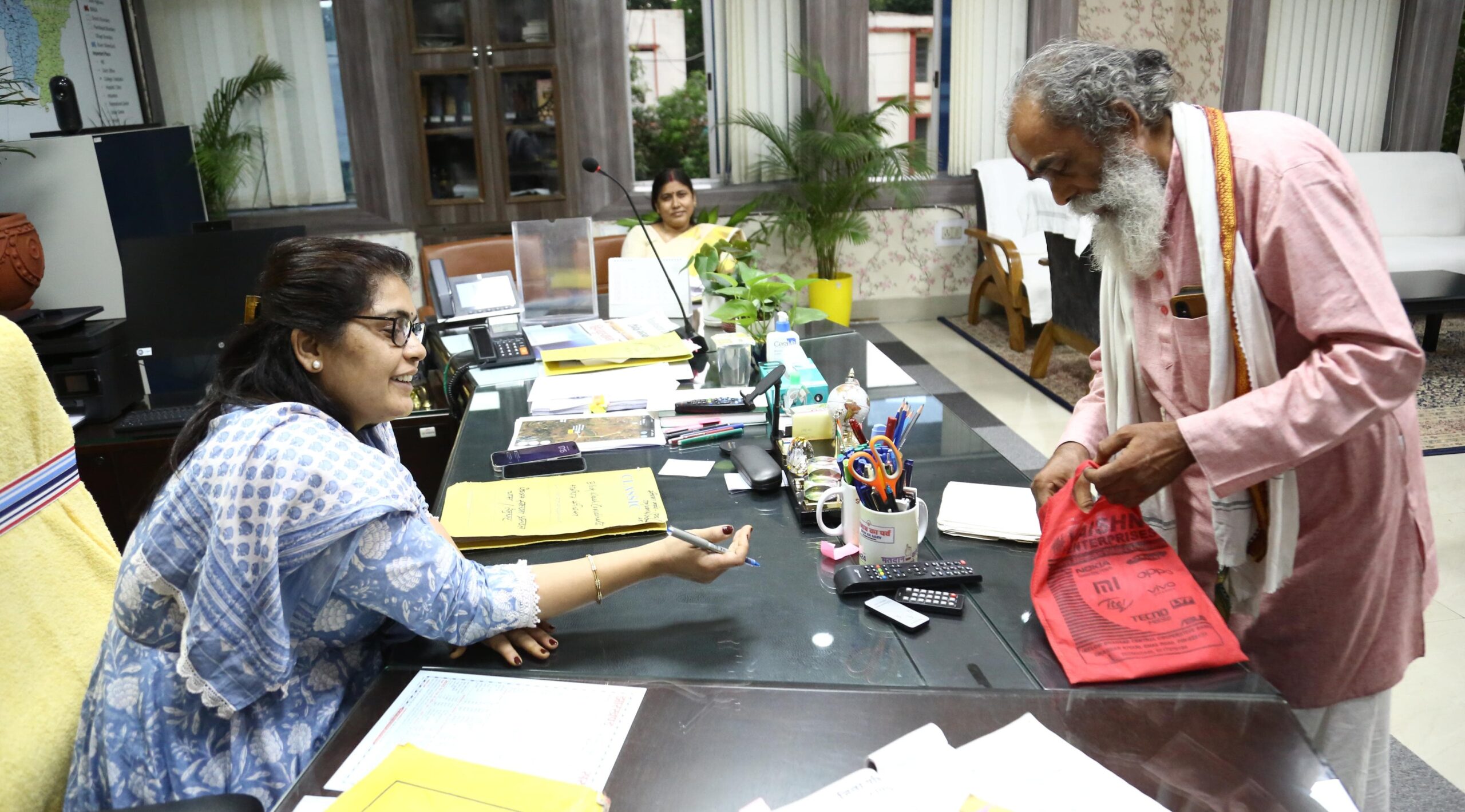 लाभुक को अबुआ आवास के लिए दिए घूस की राशि डीसी ने लौटवाया