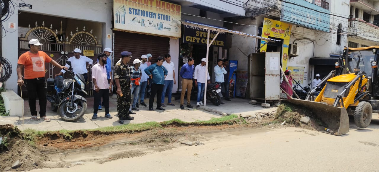 चीरा चास में अतिक्रमण हटाओ अभियान चलाया गया