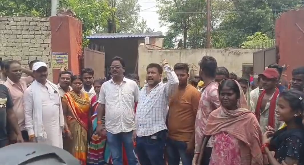 अंगारपथरा के ग्रामीणों को मिली राहत, प्रदर्शन और नारे वाजी के बाद बहाल हुई 24 घंटे बिजली आपूर्ति ।