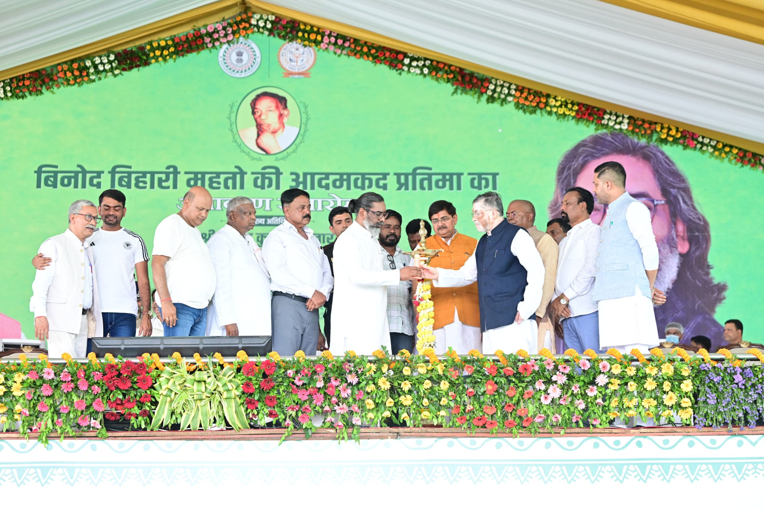 राज्यपाल संतोष कुमार गंगवार एवं मुख्यमंत्री हेमन्त सोरेन ने नवनिर्मित बिनोद बिहारी महतो जी की प्रतिमा का किया अनावरण