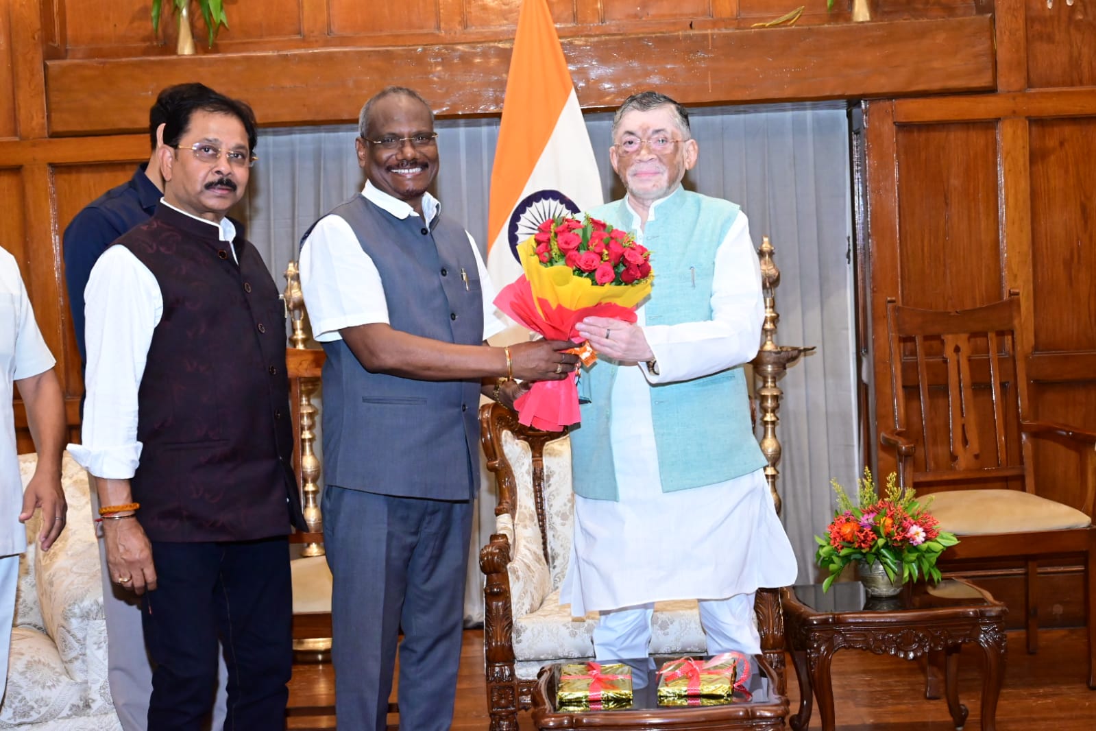 “झारखण्ड एक सिंहावलोकन” का लोकार्पण किया गया।