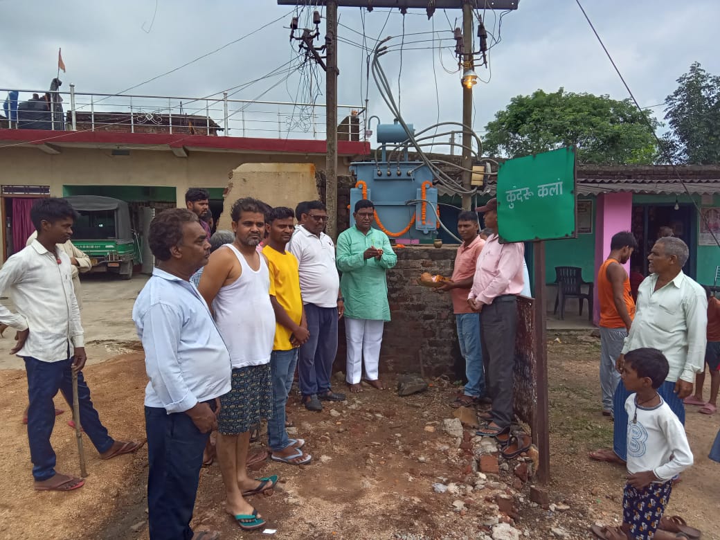 कुंदरू मे मुखिया किसुन ने 63 केवी नई ट्रांसफॉर्मर का उद्घाटन किया