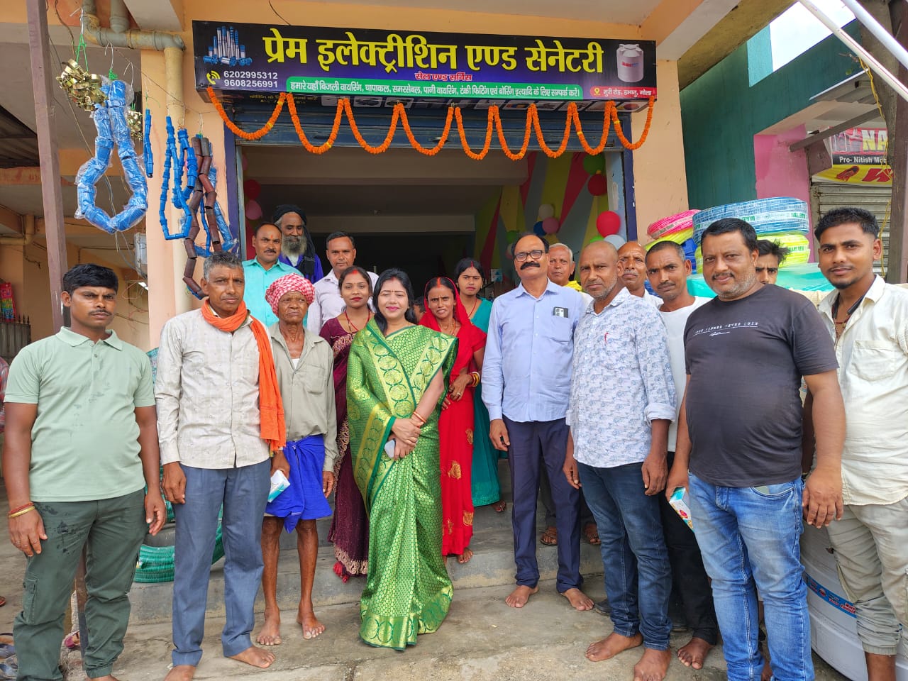 गोला प्रखंड के डभातू में प्रेम इलेक्ट्रीशियन एंड सेनेटरी दुकान का विधायक ममता देवी ने किया उद्घाटन।