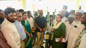 मंत्री ने स्कूली बच्चों के बीच किया साईकिल का वितरण
