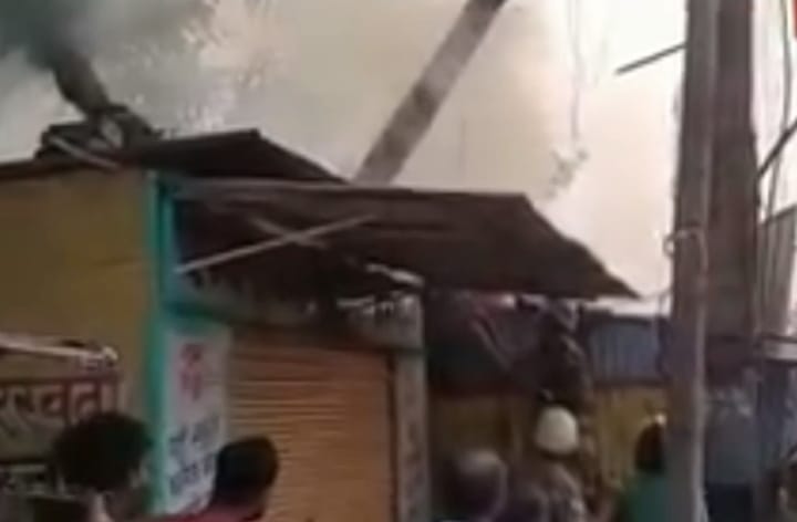 जनरल स्टोर में लगी आग, लाखों का सामान जलकर राख